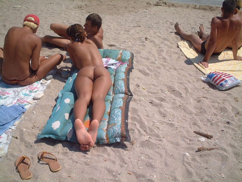 Hidden Cam Exhibitionist - Exhibitionist Girl Nude at Beach with Friends