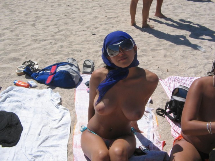 Big Boob Beaches - Smiling Girl With Big Boobs Caught Doing Topless Hot Photo